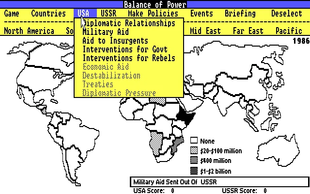 世界地図上でソ連の軍事援助を表示し、政策メニューを開いた『バランス・オブ・パワー』DOS版のゲーム画面