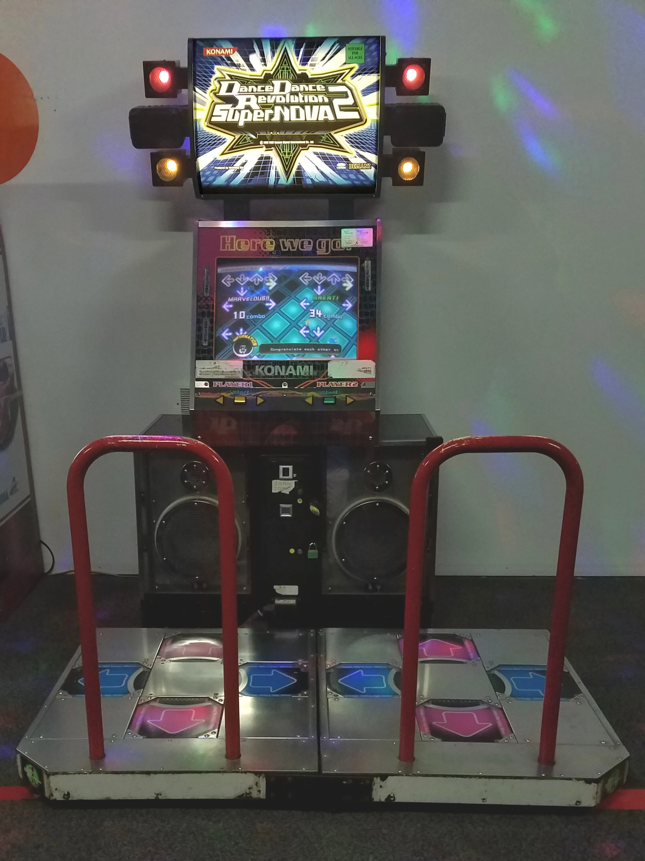 『DanceDanceRevolution SuperNOVA2』の筐体を正面から写した写真
