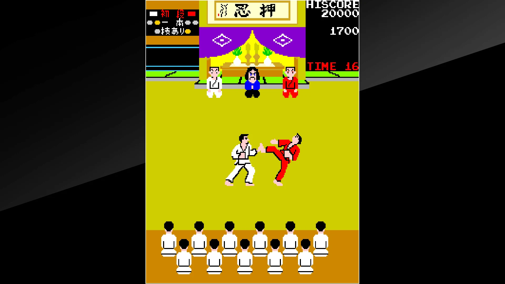 『空手道』のアーケード版で白い道着と赤い道着の選手が対戦する画面