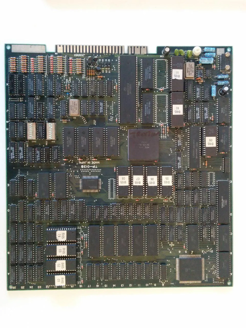 部品面とカードエッジコネクタが見えるJAMMA対応アーケードゲーム基板