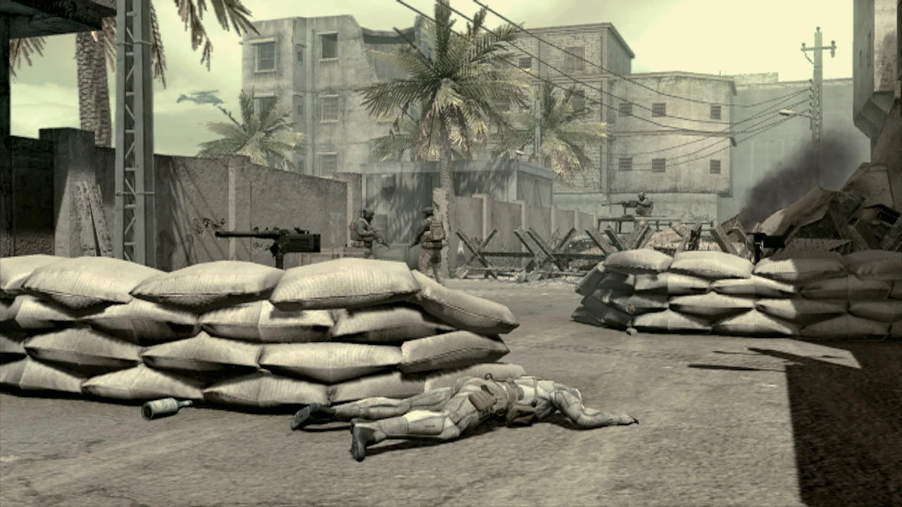 『METAL GEAR SOLID 4』でオクトカムを使い、戦場の死体に紛れるスネーク。