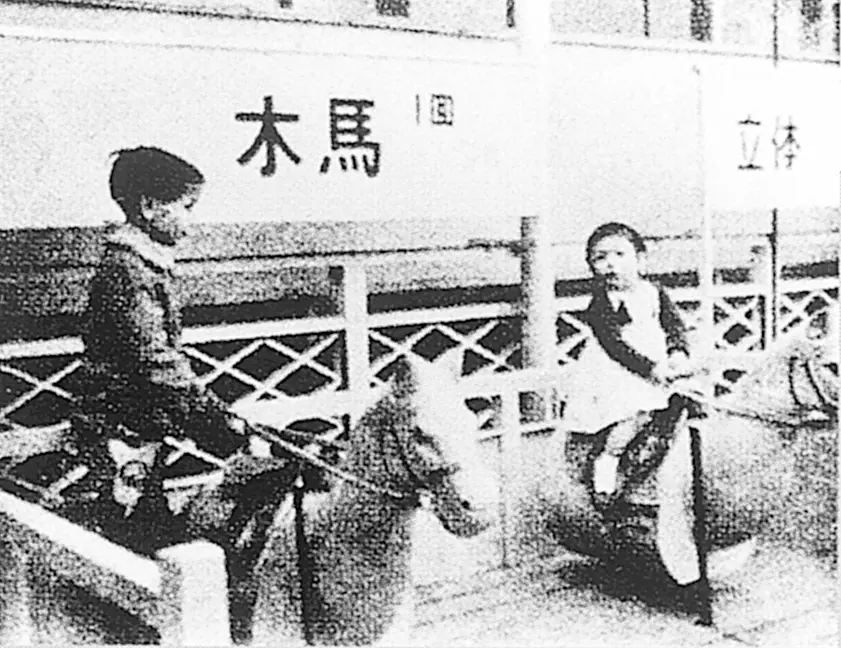 1955年創業期に横浜の百貨店屋上へ設置された電動木馬2台