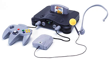 NINTENDO 64本体に接続されたVRSモジュールと専用ヘッドセットマイク