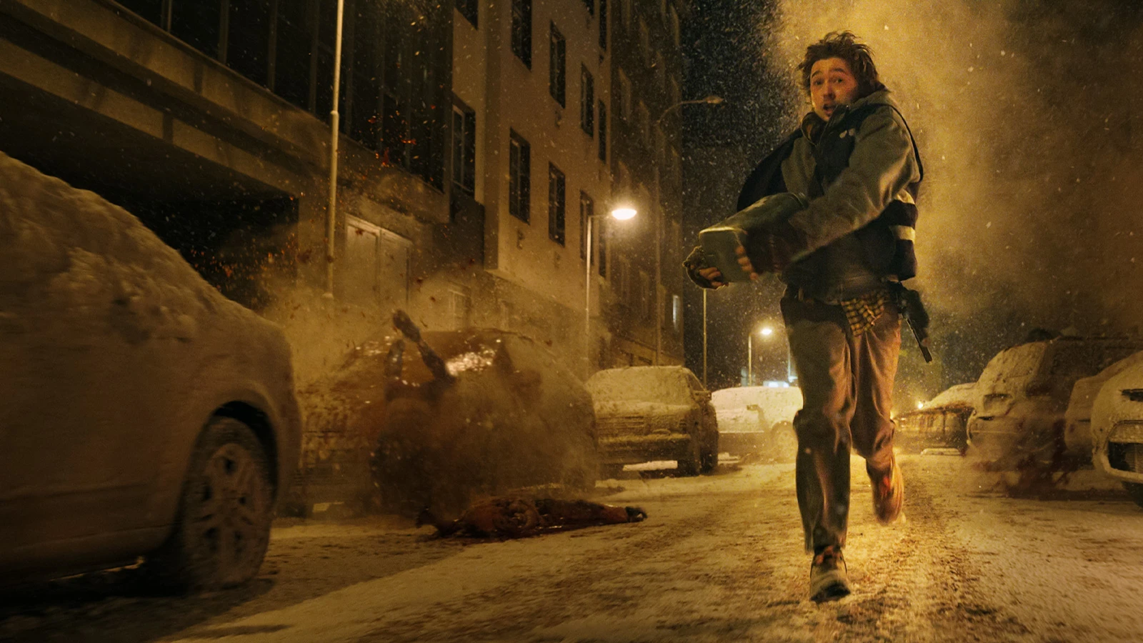 雪の積もる夜の路地を走る、完全新作『バイオハザード』の主人公ブライアンを写した公式ティザー画像