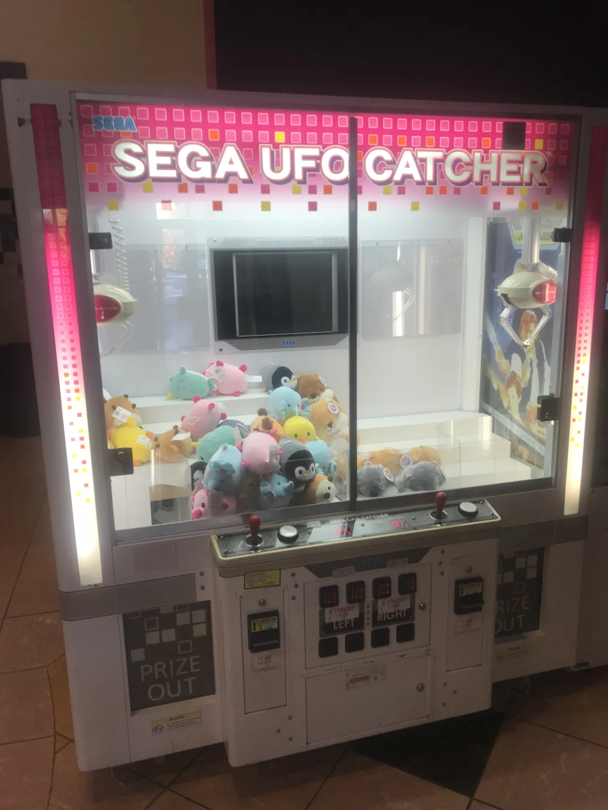 透明ケース内にぬいぐるみ景品が並ぶセガUFOキャッチャー筐体