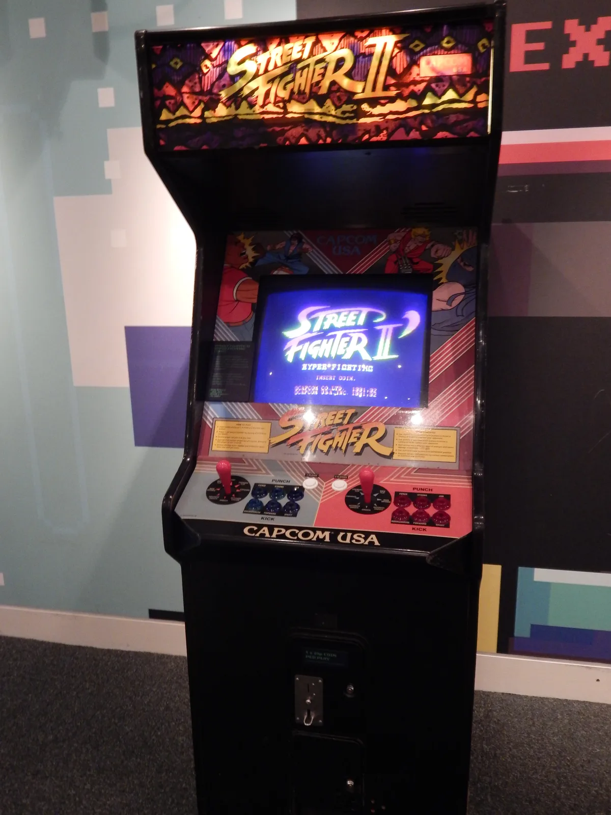 博物館に展示されたStreet Fighter IIのアーケード筐体